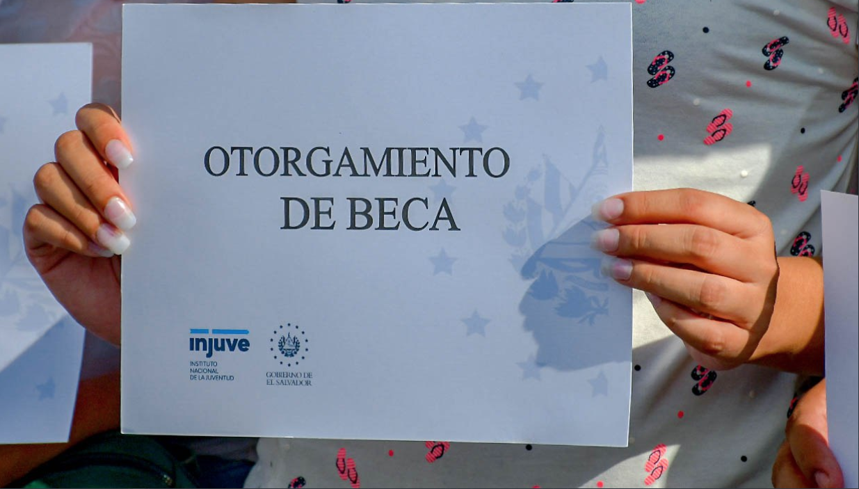 Jóvenes de las familias reasentadas en Ciudad Marsella reciben becas de educación media y superior jovenes-de-las-familias-reasentadas-en-ciudad-marsella-reciben-becas-de-educacion-media-y-superior